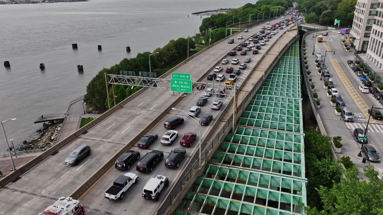 一条高速公路，旁边是一大片水域，交通拥挤视频素材