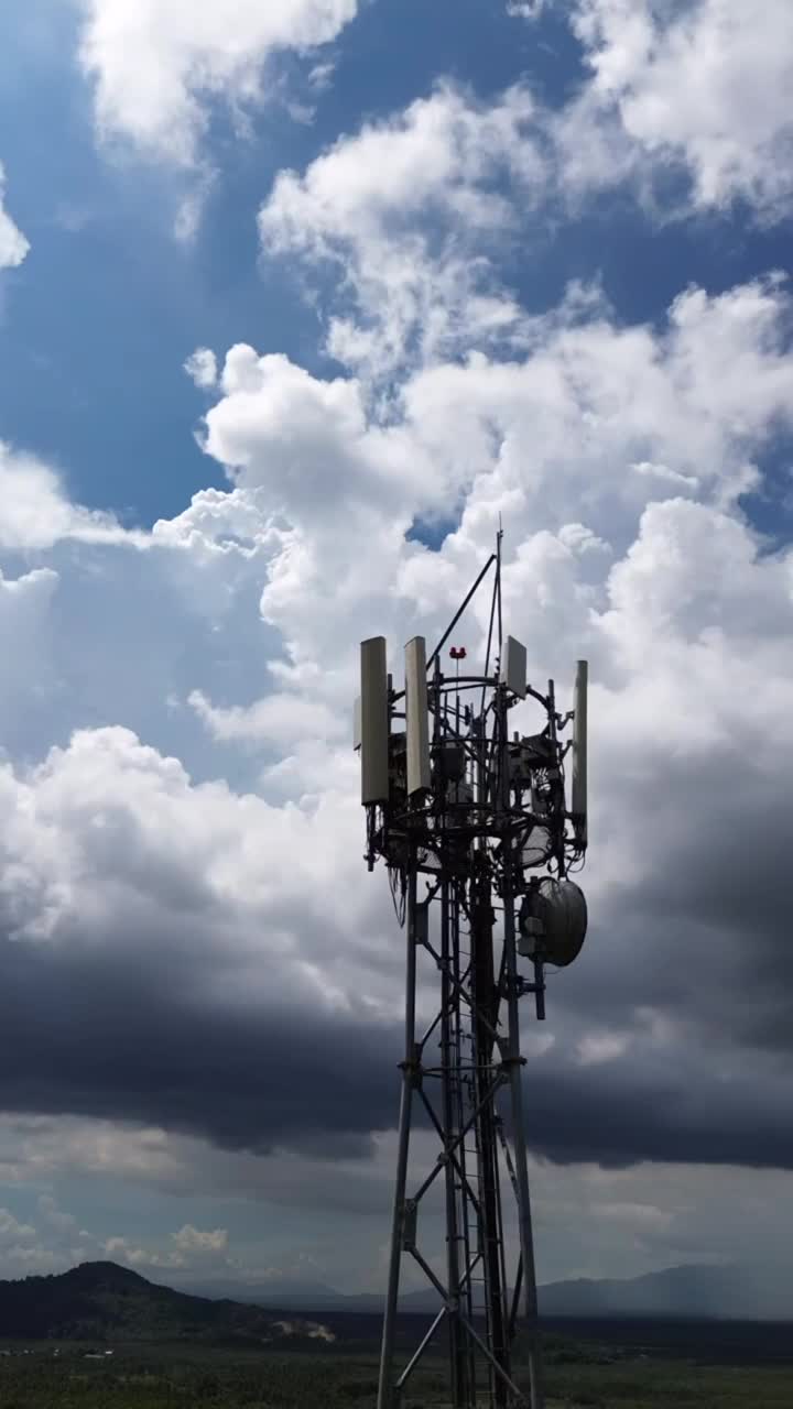 无线数据站鸟瞰图。发射塔。高速互联网5g垂直视频。视频素材