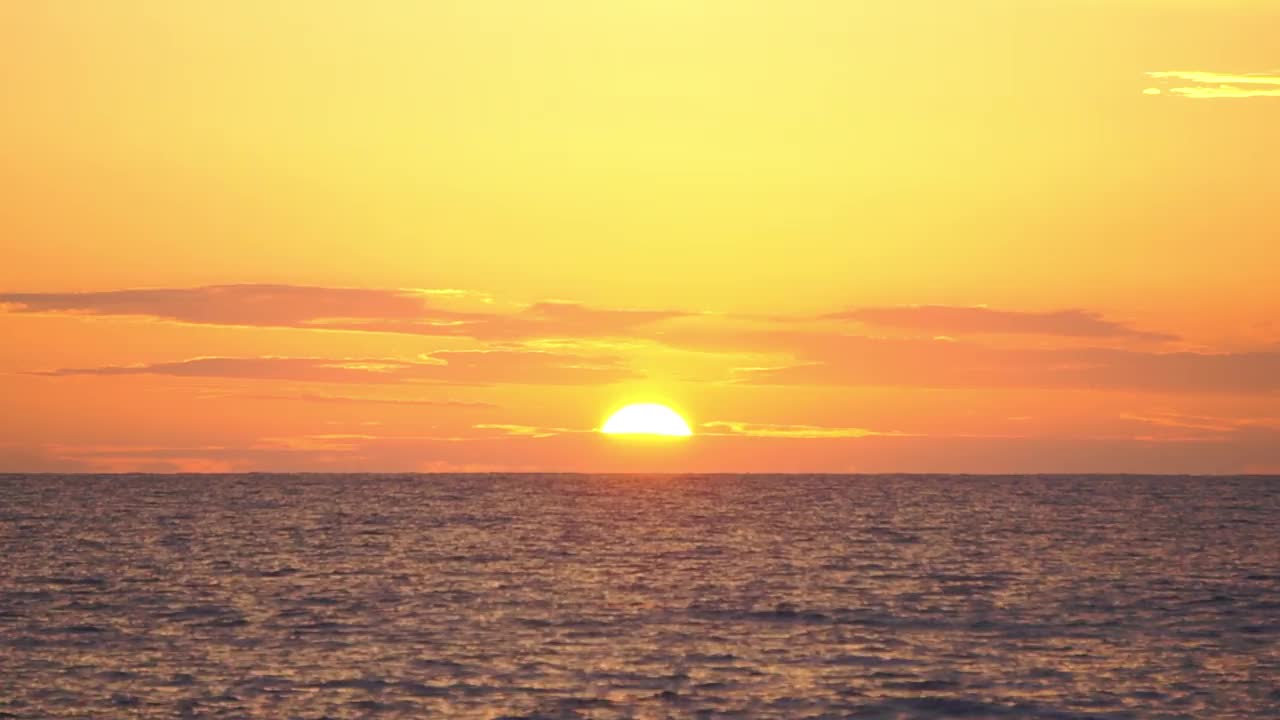 夕阳在海的地平线和云彩，手握视频下载