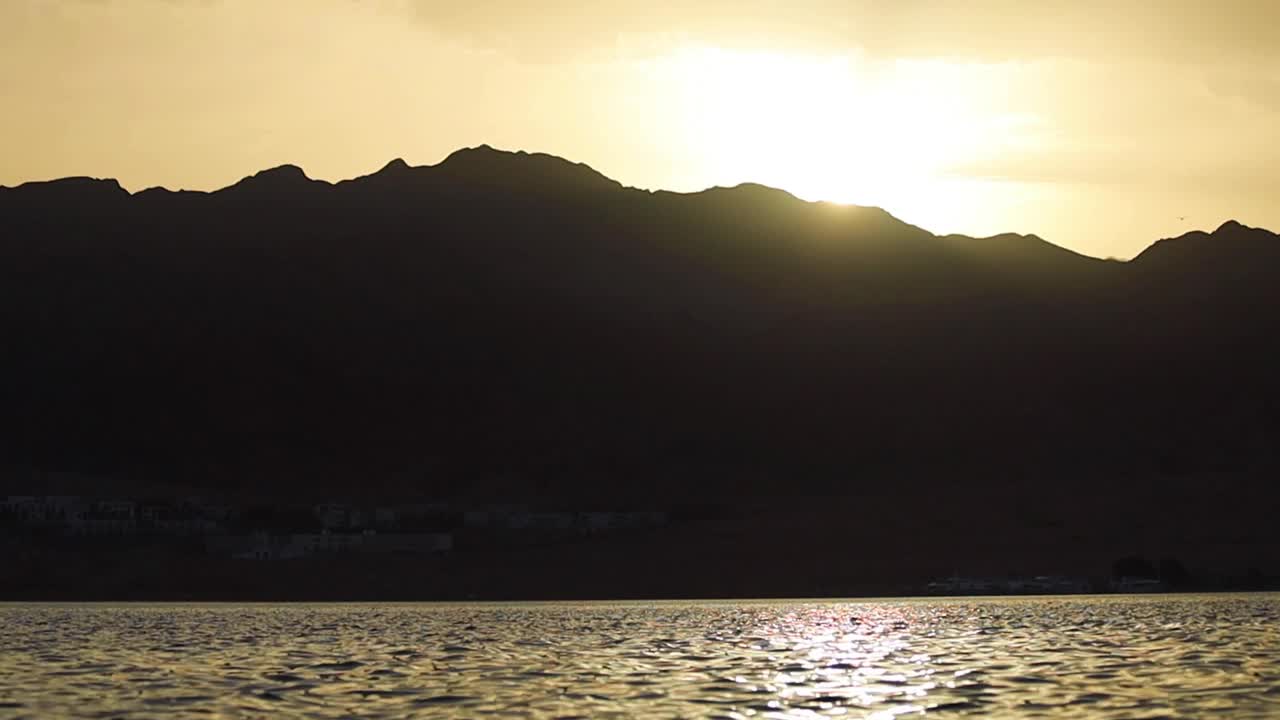 壮观的日出在沙特阿拉伯红海沿岸的山上。视频素材