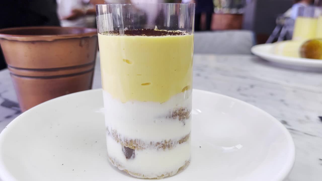 非常美味的意大利甜点奶油提拉米苏视频素材