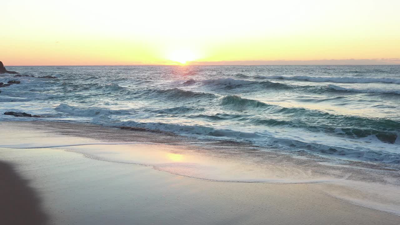 海洋的地平线伴着夕阳的天空飞过视频素材