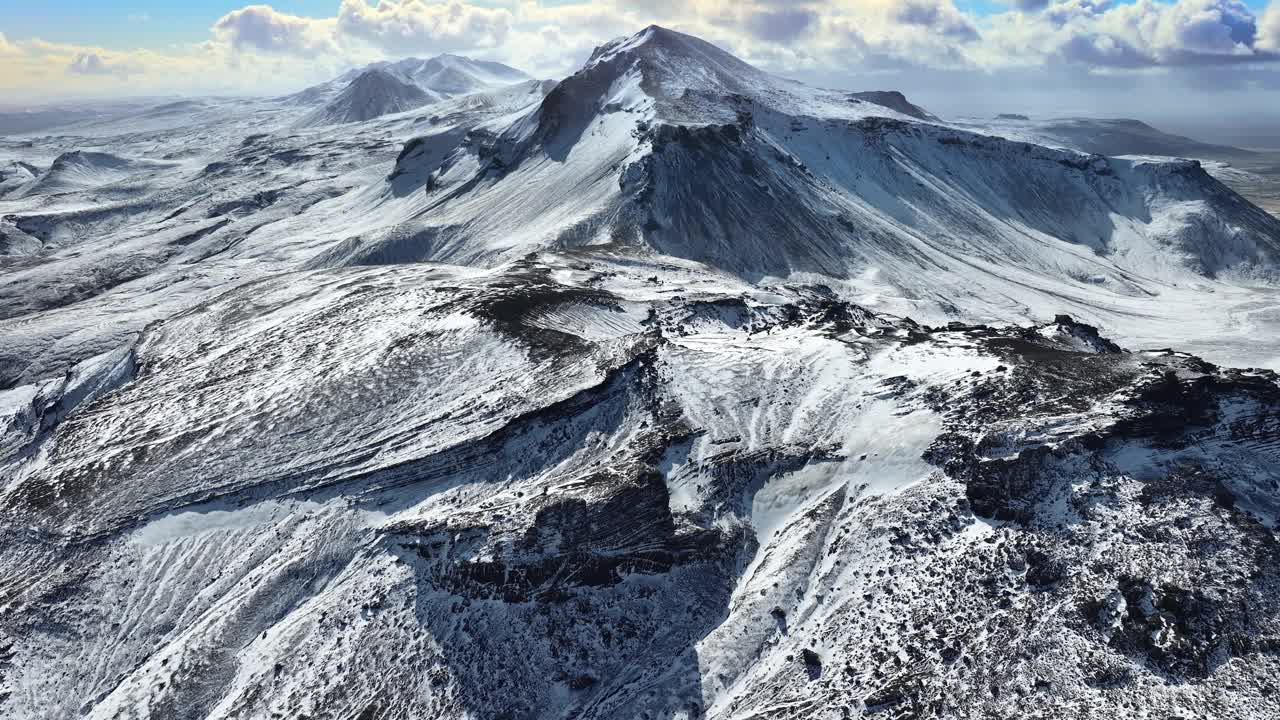 冰雪覆盖的冰岛山脉，鼓舞人心的史诗般的冬季全景，在山峰上空飞行。视频素材