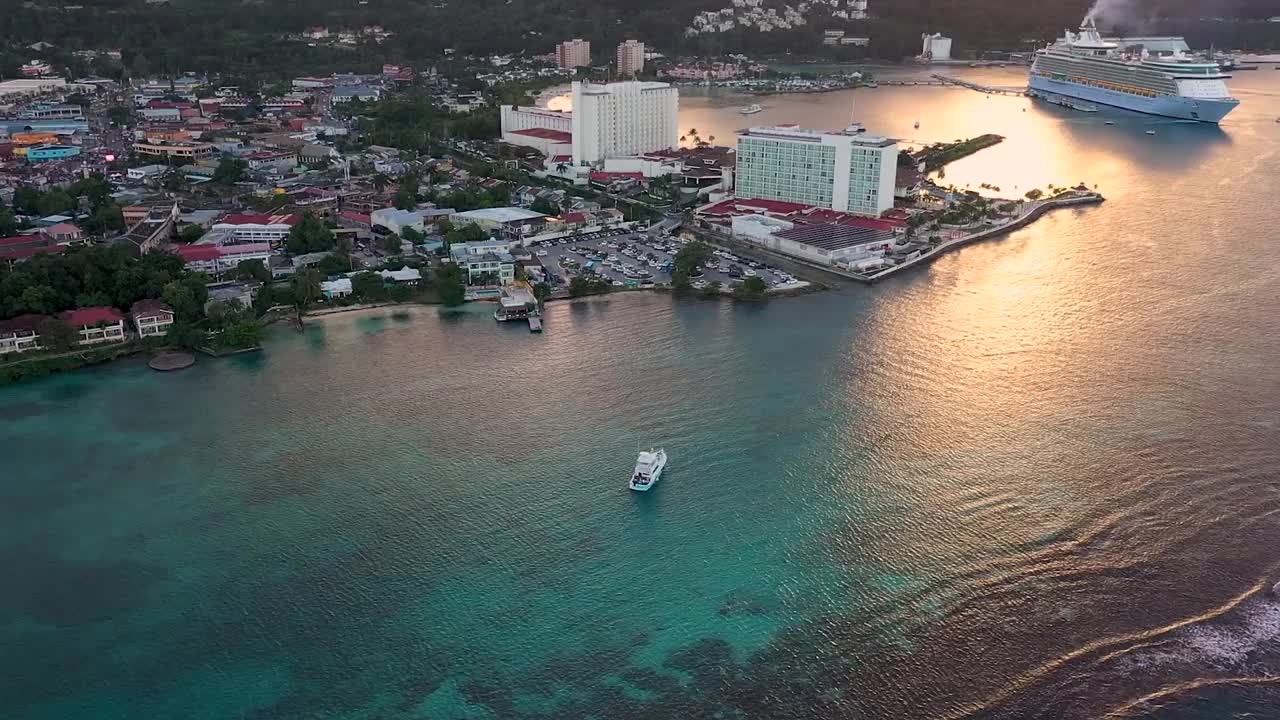 航拍游艇在加勒比海海湾入口视频下载