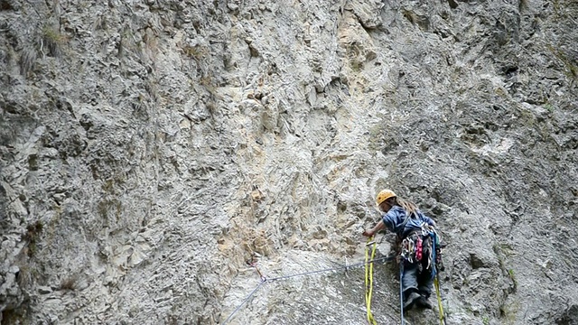 图尔兹峡谷的登山者视频素材