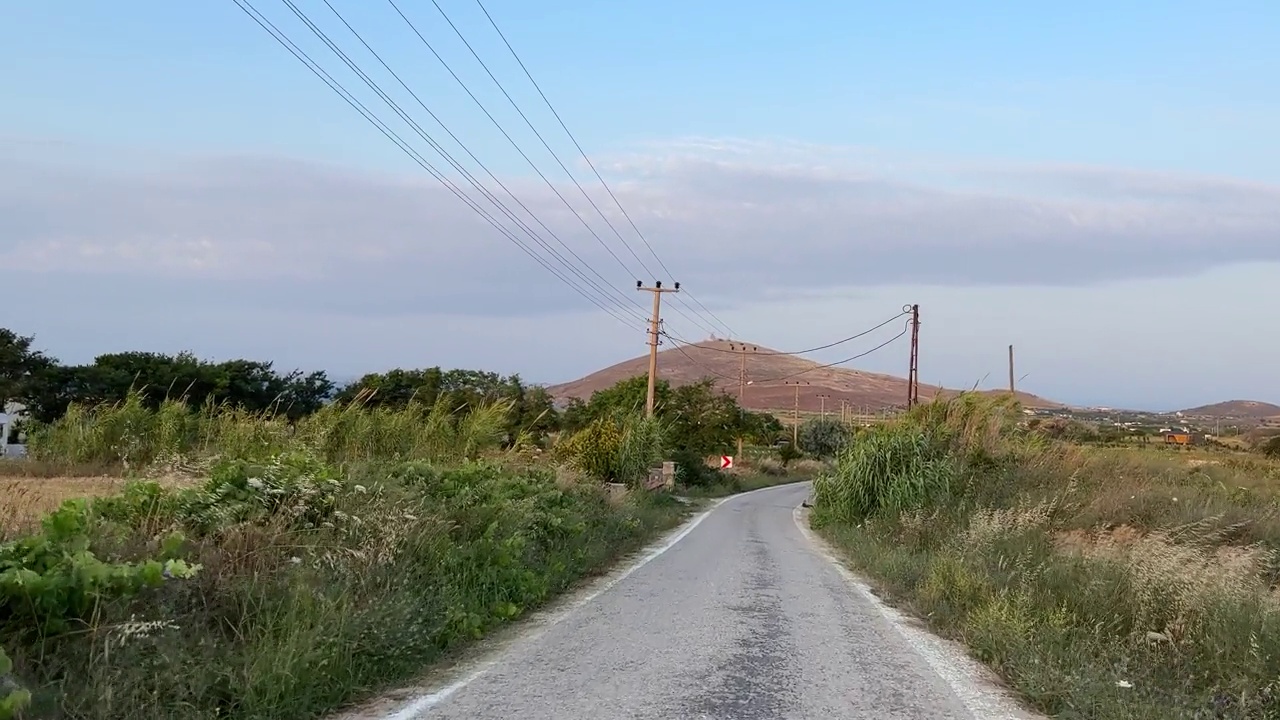 汽车行驶在乡村道路上。视频素材