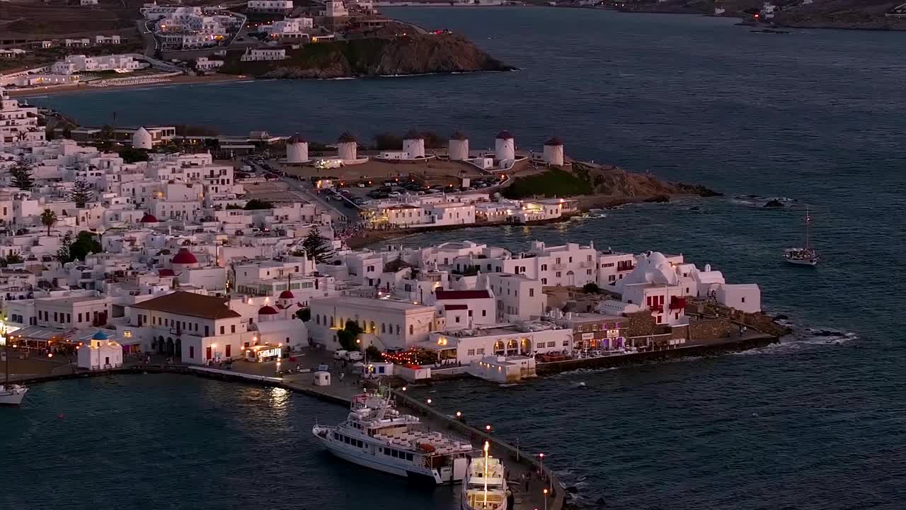 米科诺斯古城的夜景，那里有著名的风车和小威尼斯区视频素材