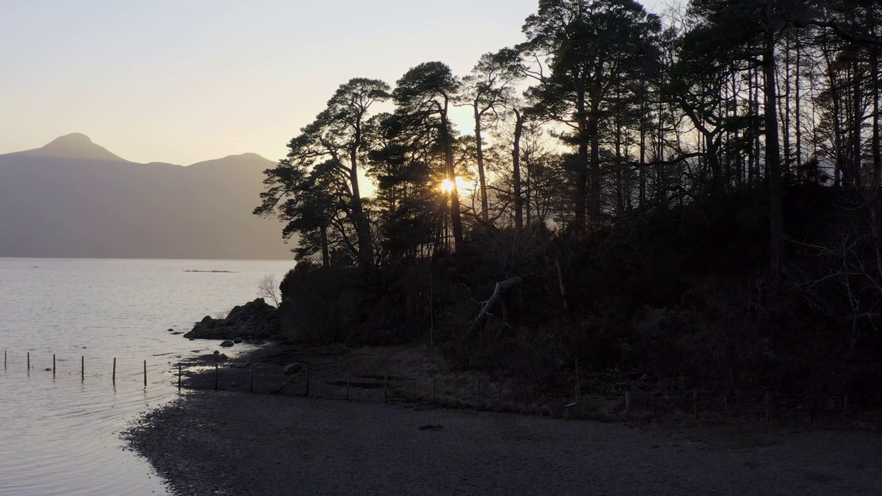 修士岩黄金之夜，德文特沃特，湖区，英国。视频素材