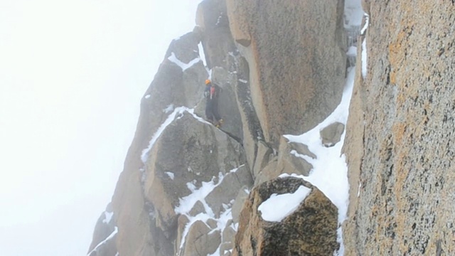 登山者攀登山墙视频素材