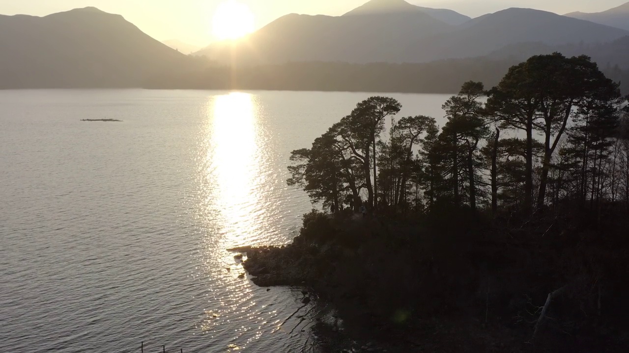 金色日落在修士岩，德温特沃特，湖区，英国。视频素材