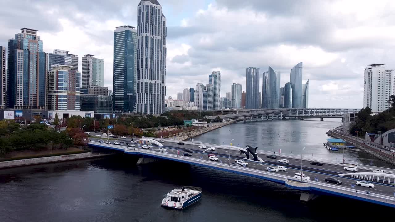 韩国釜山Centum City海云台河游船鸟瞰图视频素材