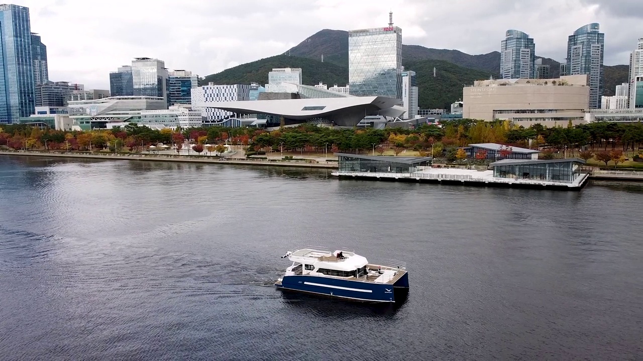 韩国釜山Centum City海云台河游船鸟瞰图视频素材