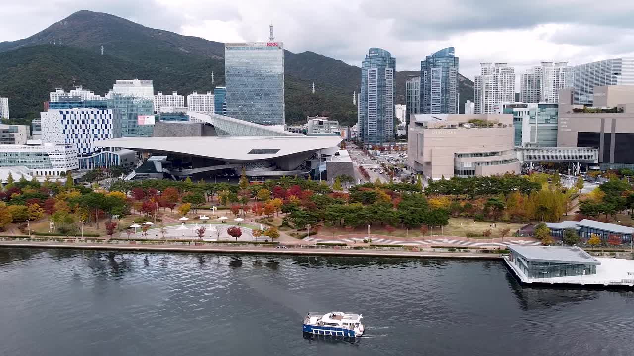 韩国釜山Centum City海云台河游船鸟瞰图视频素材