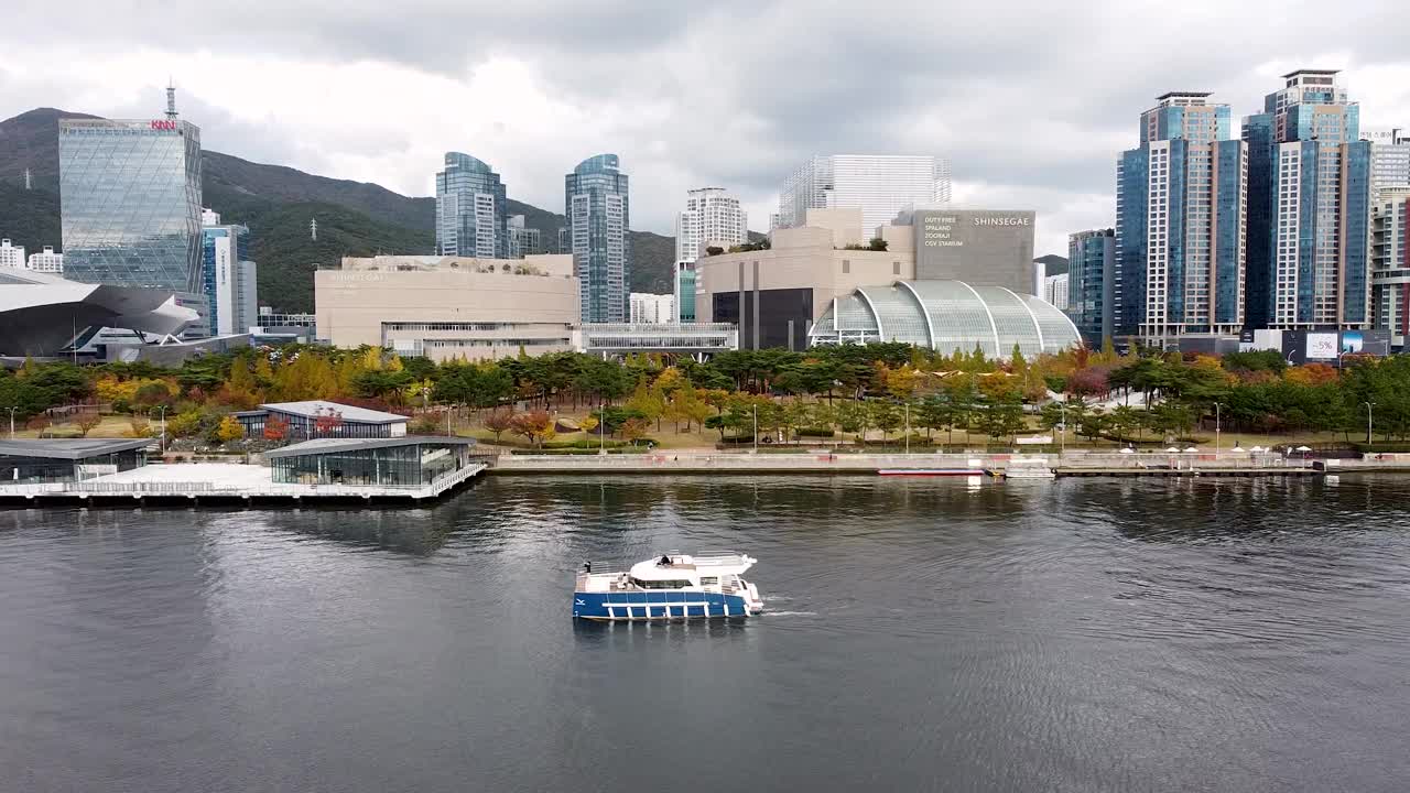 韩国釜山Centum City海云台河游船鸟瞰图视频素材