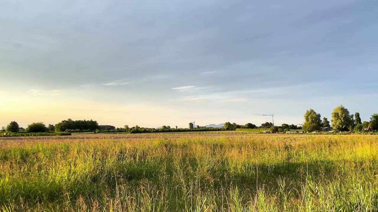 乡村全景:夏日日落视频素材