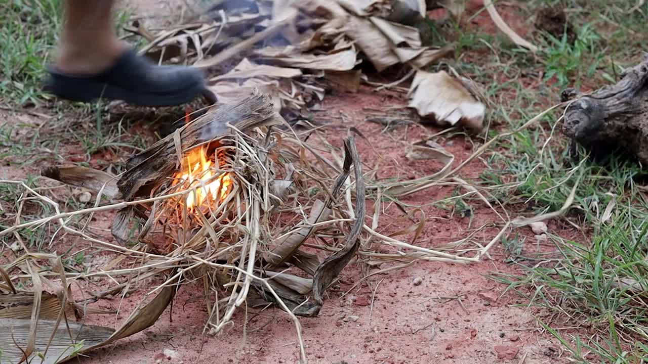 为晚上露营生一堆火。视频下载