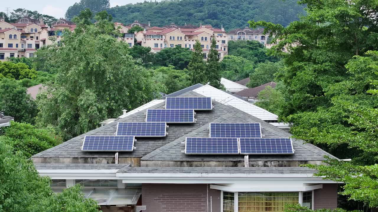 安装了太阳能光伏板的房屋视频素材