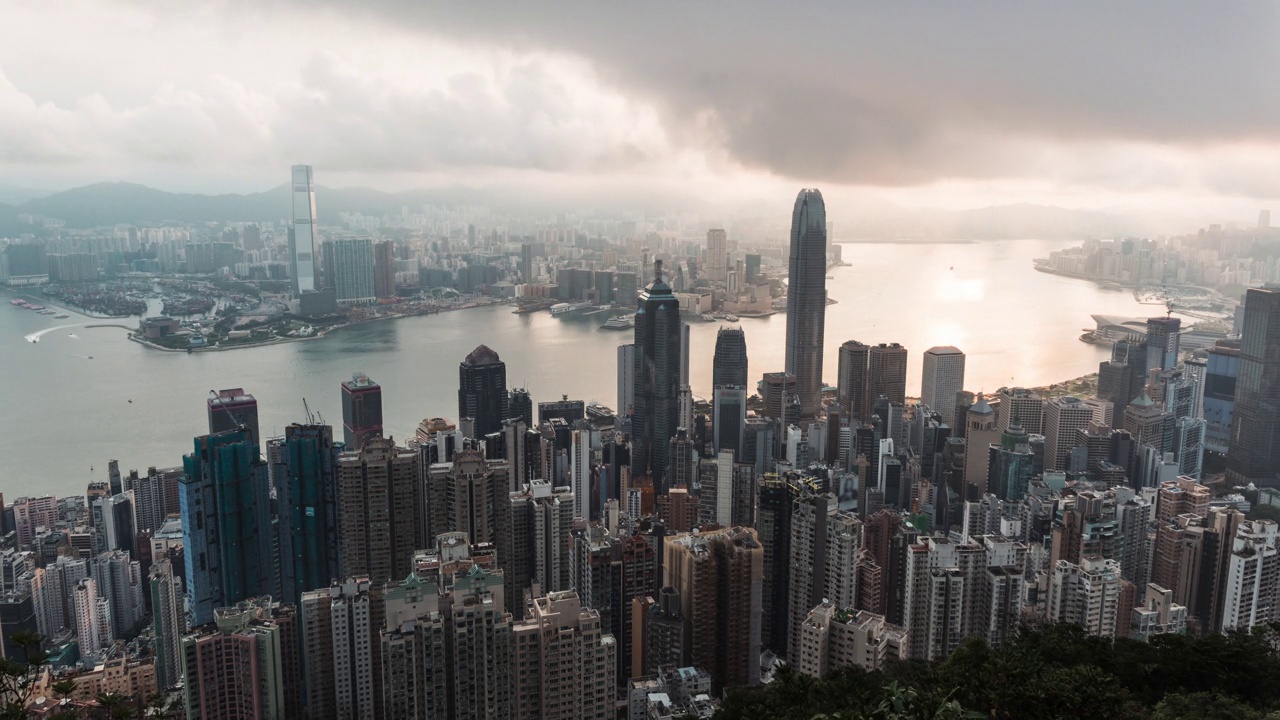 阳光明媚的早晨香港岛市景，高角度延时拍摄。金融区摩天大楼林立，维多利亚港的船舶运输。亚洲旅游旅游概念视频下载