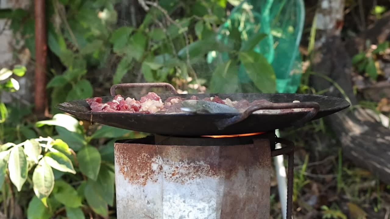 铁板上咝咝作响的生牛肉视频素材