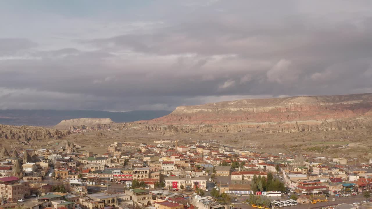 土耳其卡帕多西亚古地区鸟瞰图。行动。美丽的城市以多云的天空为背景，旅游和旅行的概念视频素材