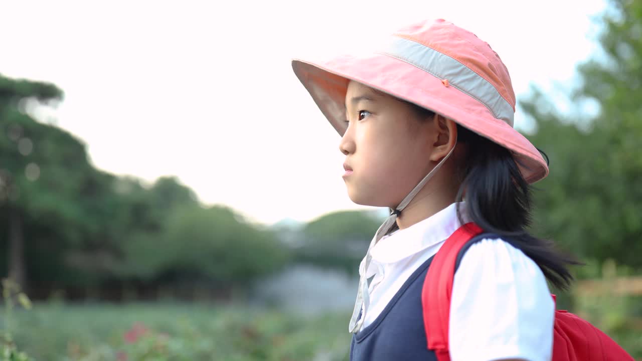 小女孩在大自然中深呼吸视频素材