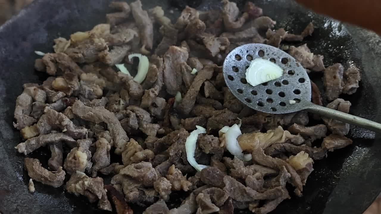 铁板上的洋葱牛肉视频素材