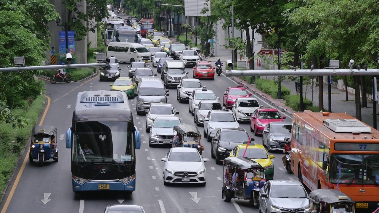 泰国曼谷市中心道路上拥挤的汽车和交通堵塞视频素材