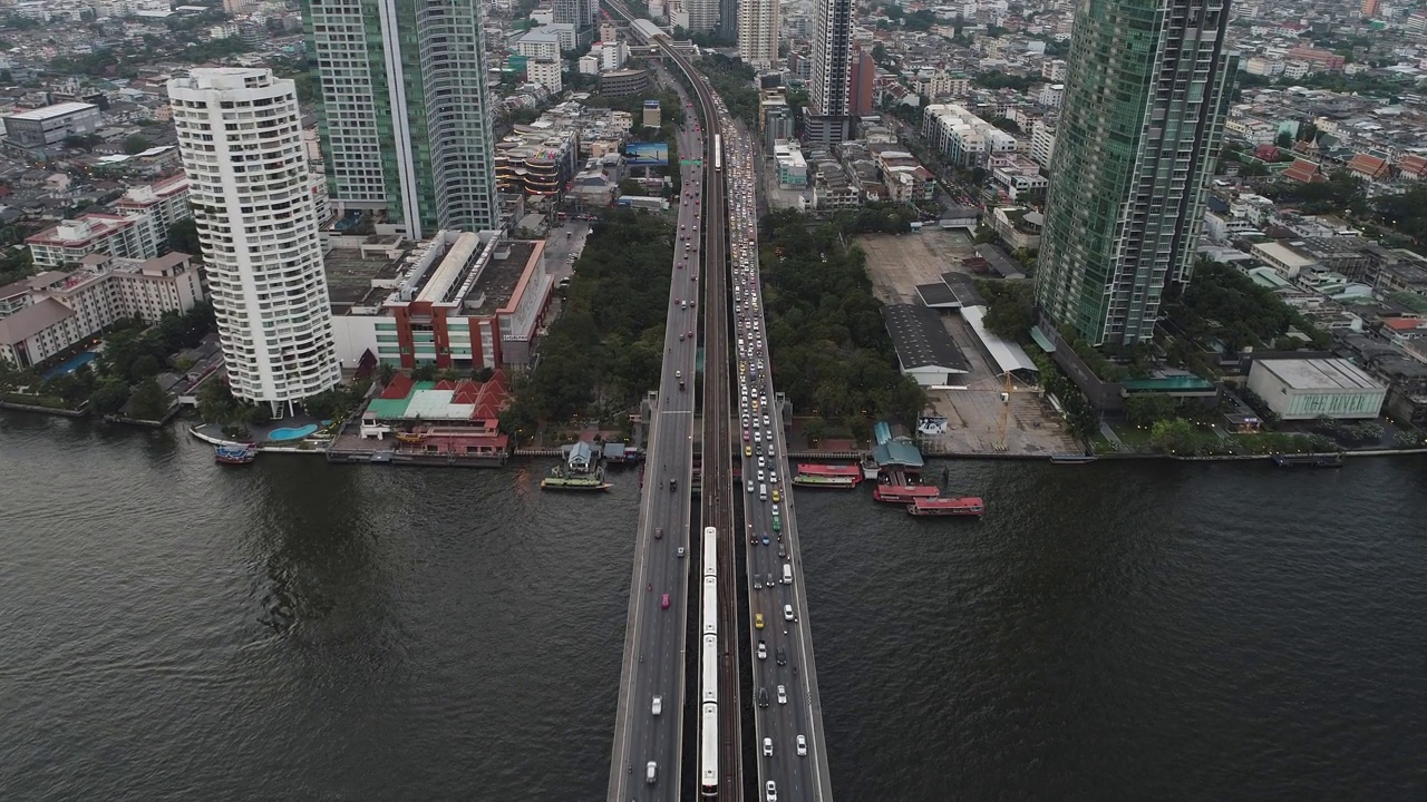 沿江交通道路俯瞰现代办公大楼视频素材