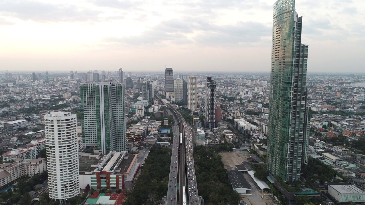 沿江交通道路俯瞰现代办公大楼视频素材