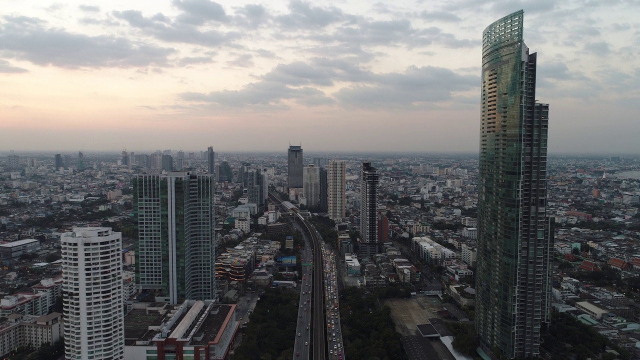 沿江交通道路俯瞰现代办公大楼视频素材