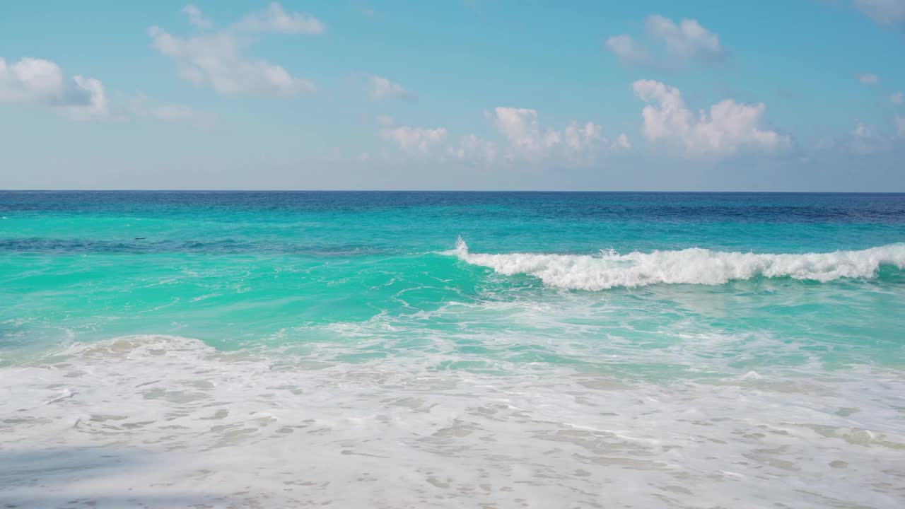 美丽的热带白色沙滩在钻石海滩在努沙佩尼达岛，巴厘岛视频素材