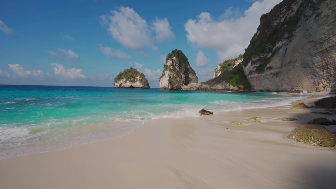 美丽的热带白色沙滩在钻石海滩在努沙佩尼达岛，巴厘岛视频素材