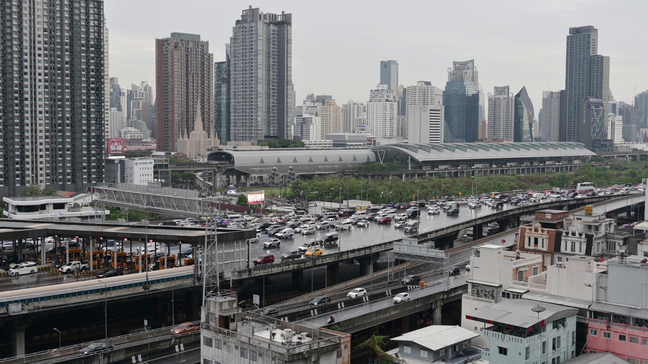 泰国曼谷市中心道路上拥挤的汽车和交通堵塞视频素材