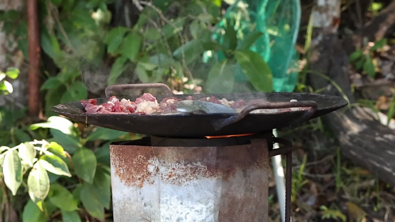 铁板上咝咝作响的生牛肉视频素材