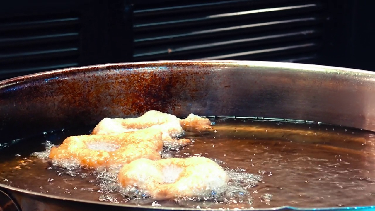 在热深油中烘烤的突尼斯糕点。视频素材