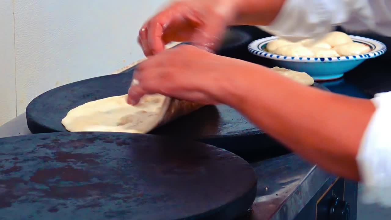 一名妇女在坎塔努伊港烘烤传统糕点。视频下载