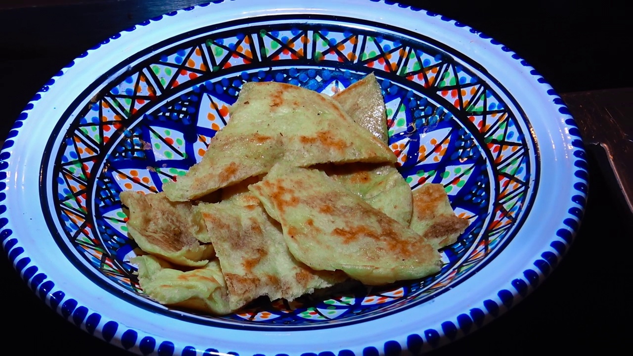 烤传统的突尼斯糕点。视频素材