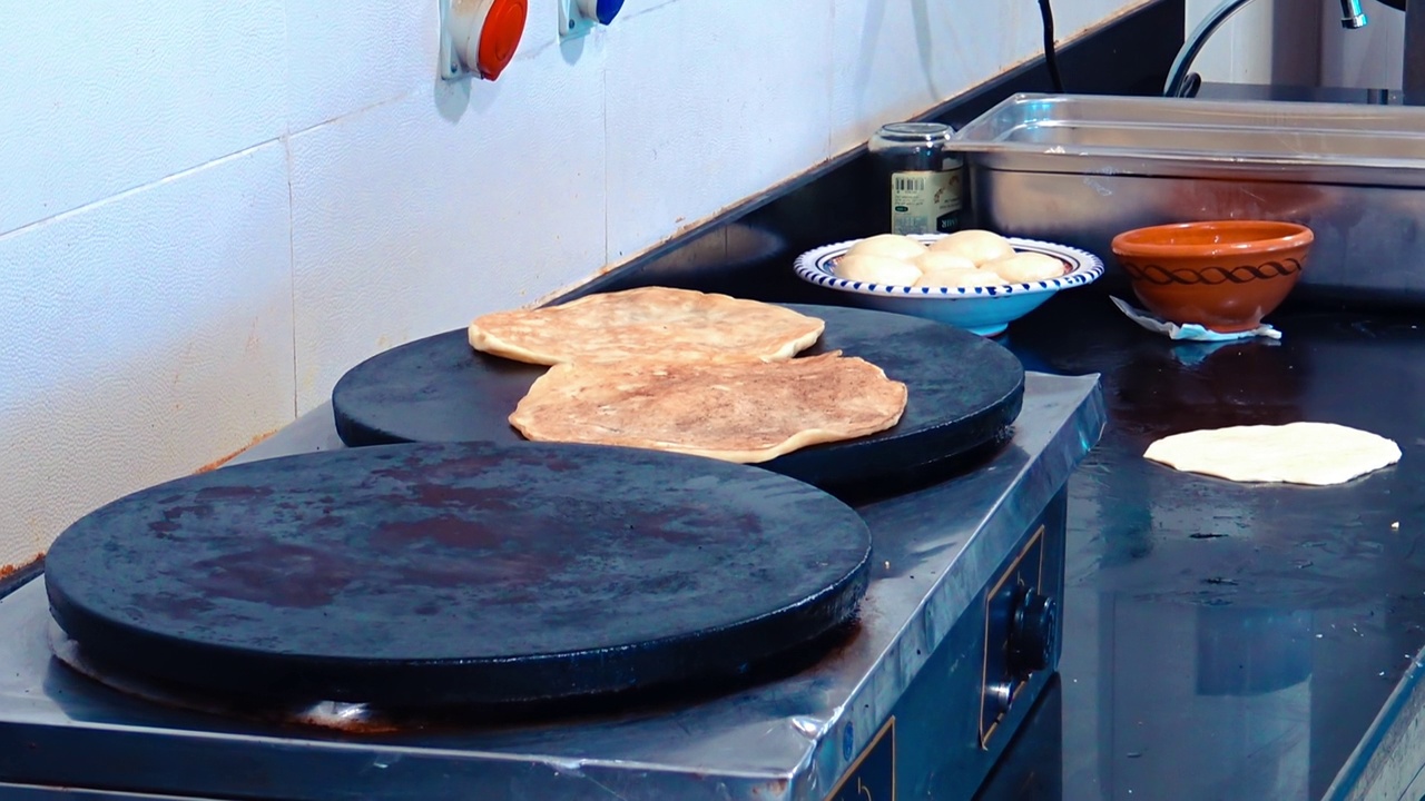 传统的突尼斯糕点在烘烤。视频下载
