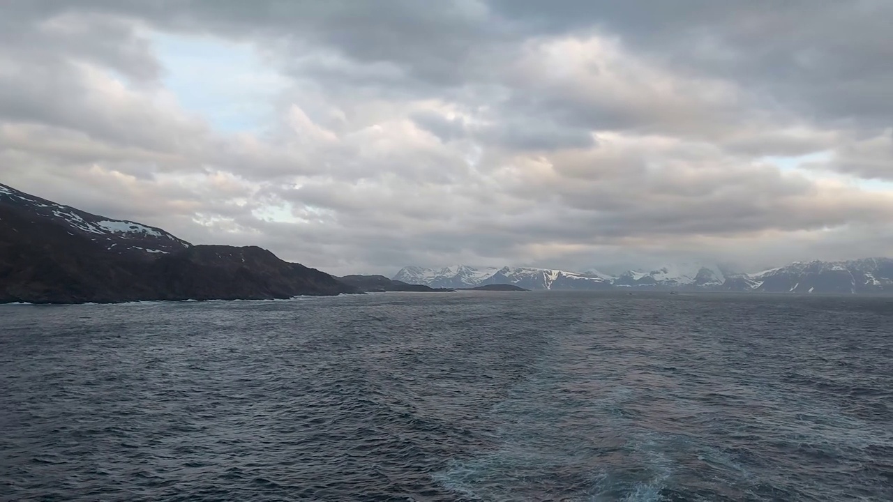 宁静的景色:挪威的honningsv<s:2>。巍峨的山峦，宁静的湖水，折射出大自然的美。雪山视频素材