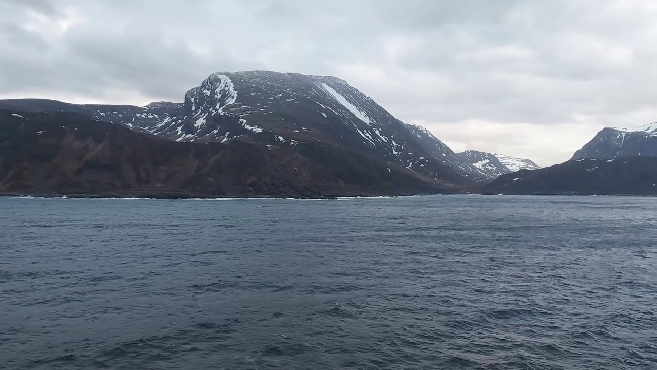 宁静的景色:挪威的honningsv<s:2>。巍峨的山峦，宁静的湖水，折射出大自然的美。雪山视频素材