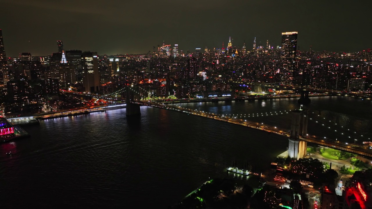 夜晚的城市天际线，水面上有船视频素材