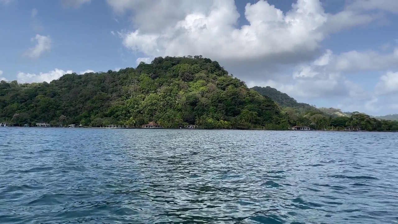 加勒比海海岸的岛屿波涛汹涌，阳光明媚，度假的理想地点视频素材