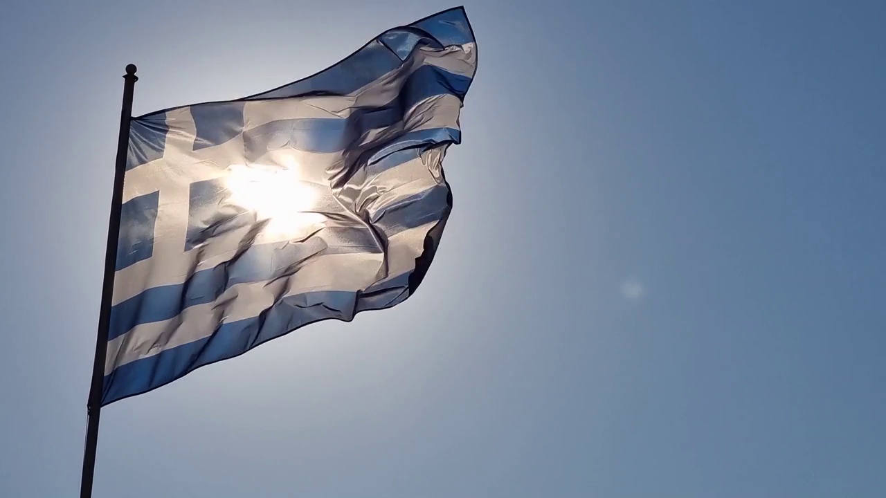 希腊国旗希腊在风和阳光下飘扬视频下载