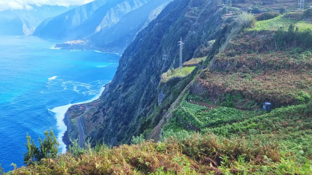 马德拉岛的绿色斜坡和大西洋的波涛视频素材