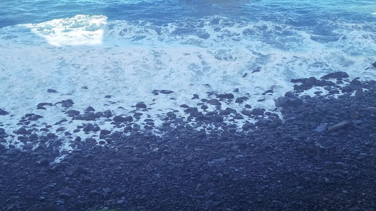 海浪拍打着海岸视频素材