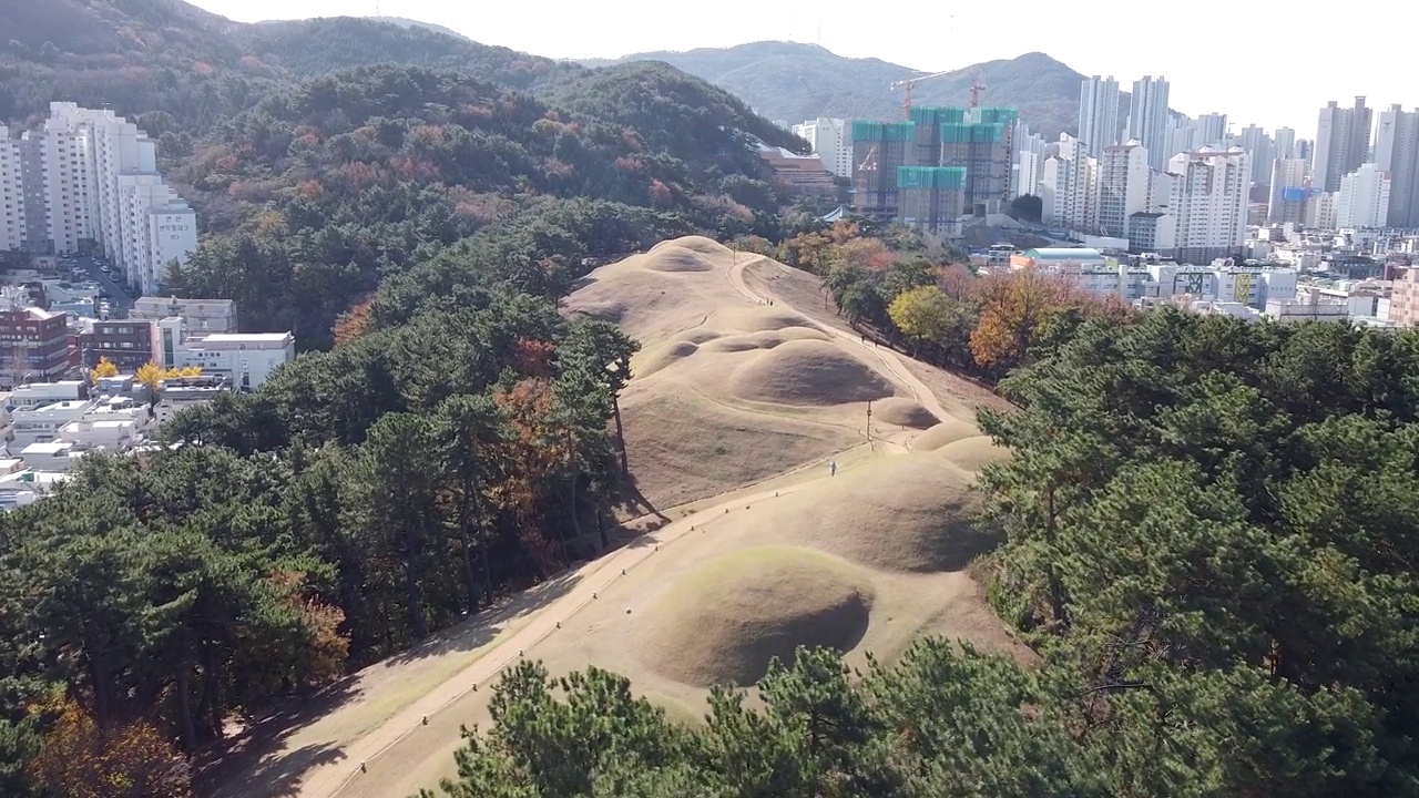 亚洲，韩国，釜山，延济区，延山洞，高峰郡，土七山王陵视频素材