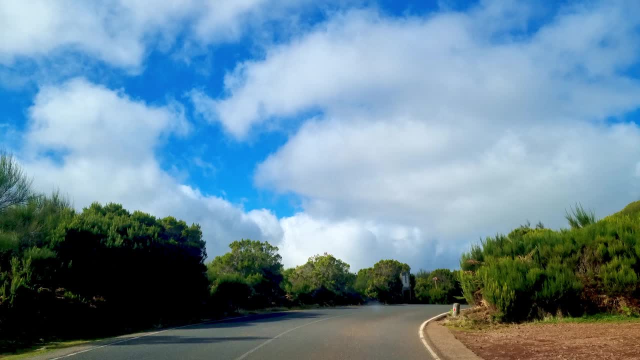 岛上美丽的绿色风景公路。自驾游视频素材