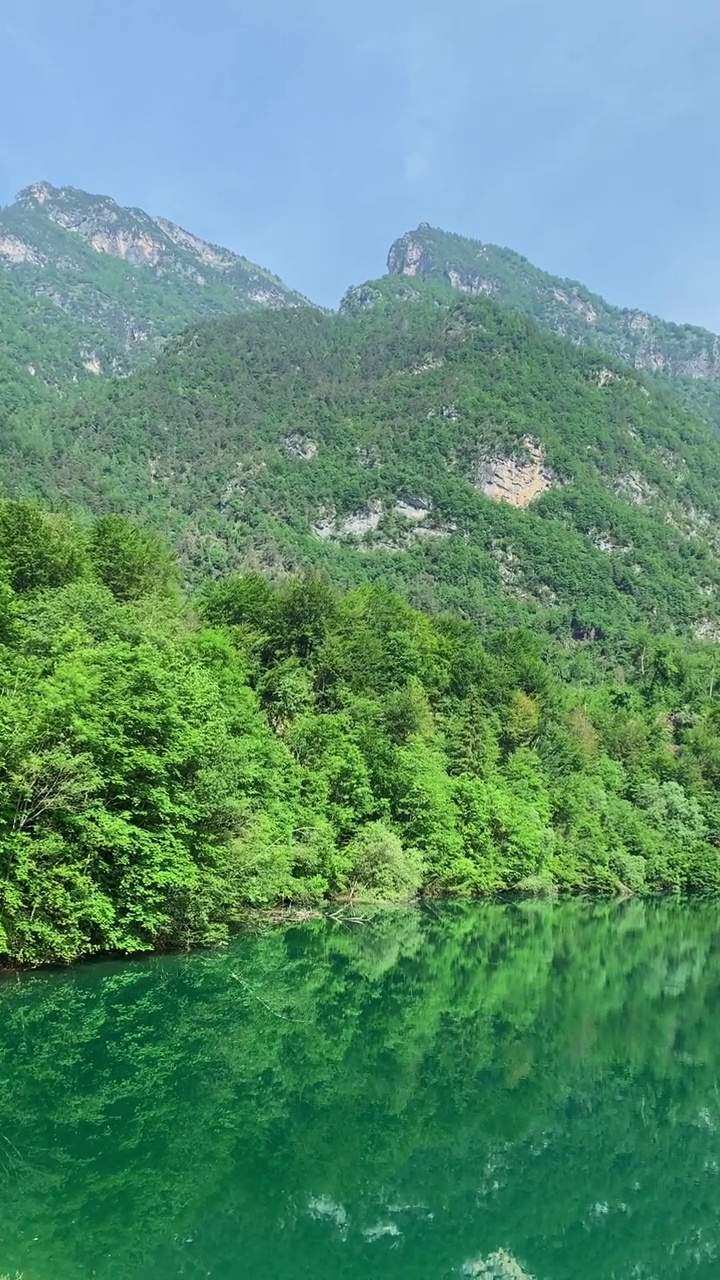 斯图亚湖的绿水映照着周围的群山(威尼托，意大利)视频素材