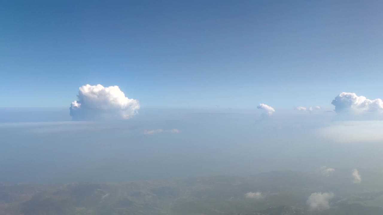 从飞机窗口看到的云景视频素材