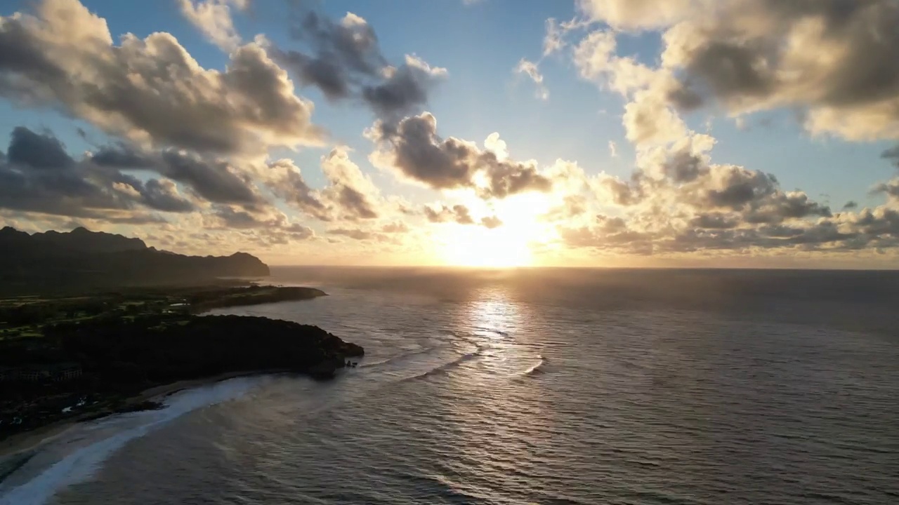 延时景观场景的日落多云的天空反映在湖与山视频素材